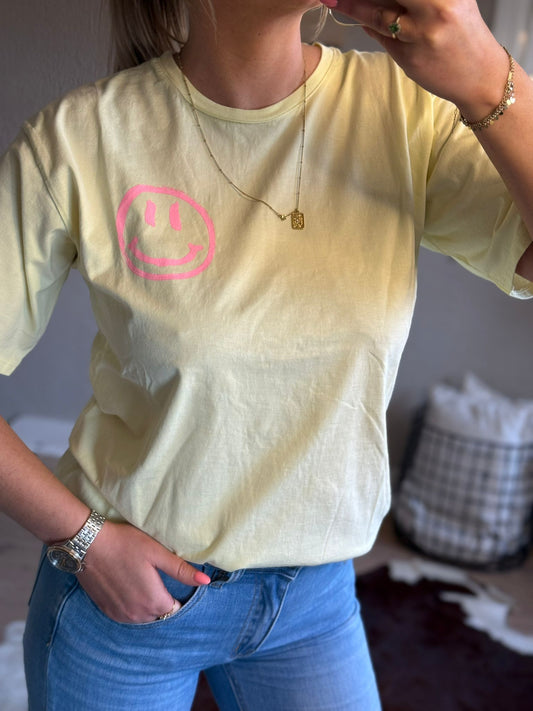 Laatste stuk 🔥 op= op! Tshirt smiley geel