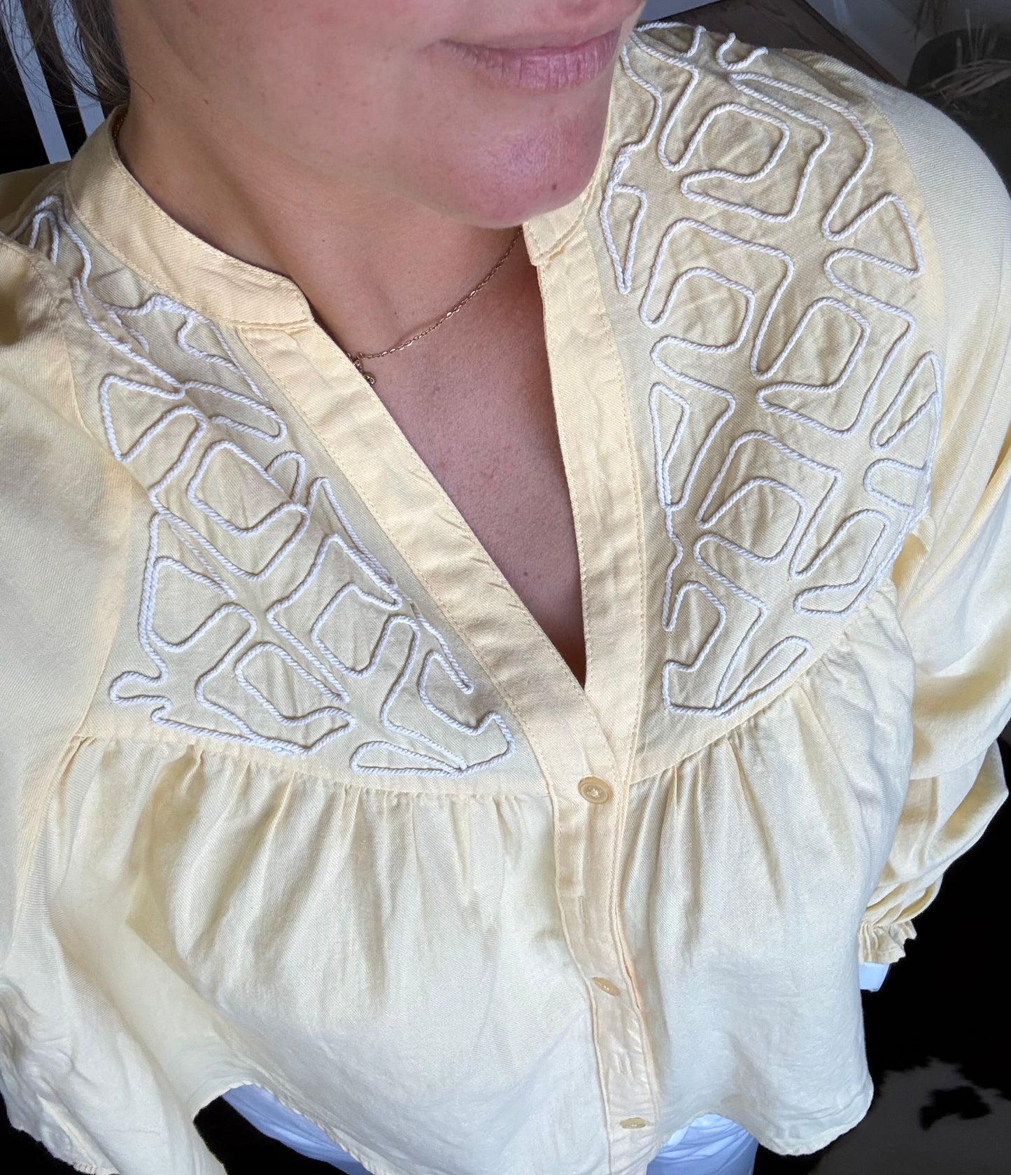 Luchtige blouse met borduurdetails