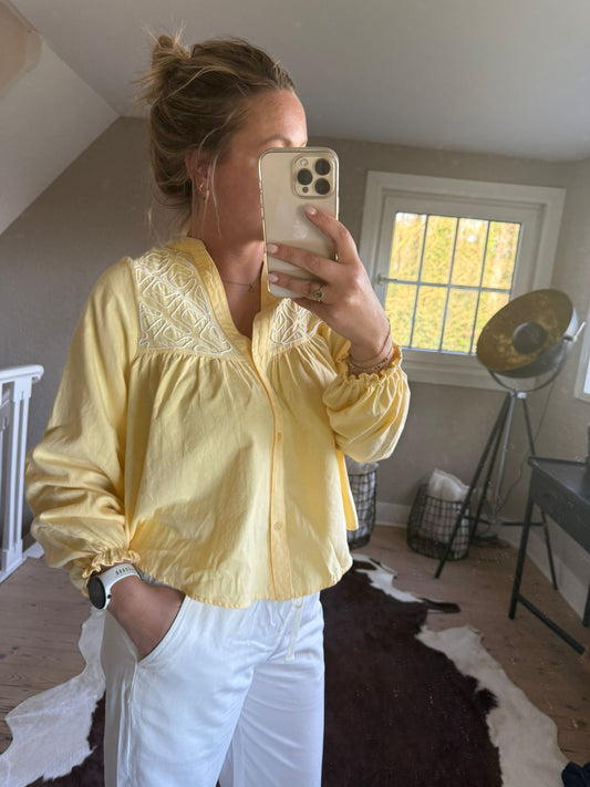 Luchtige blouse met borduurdetails