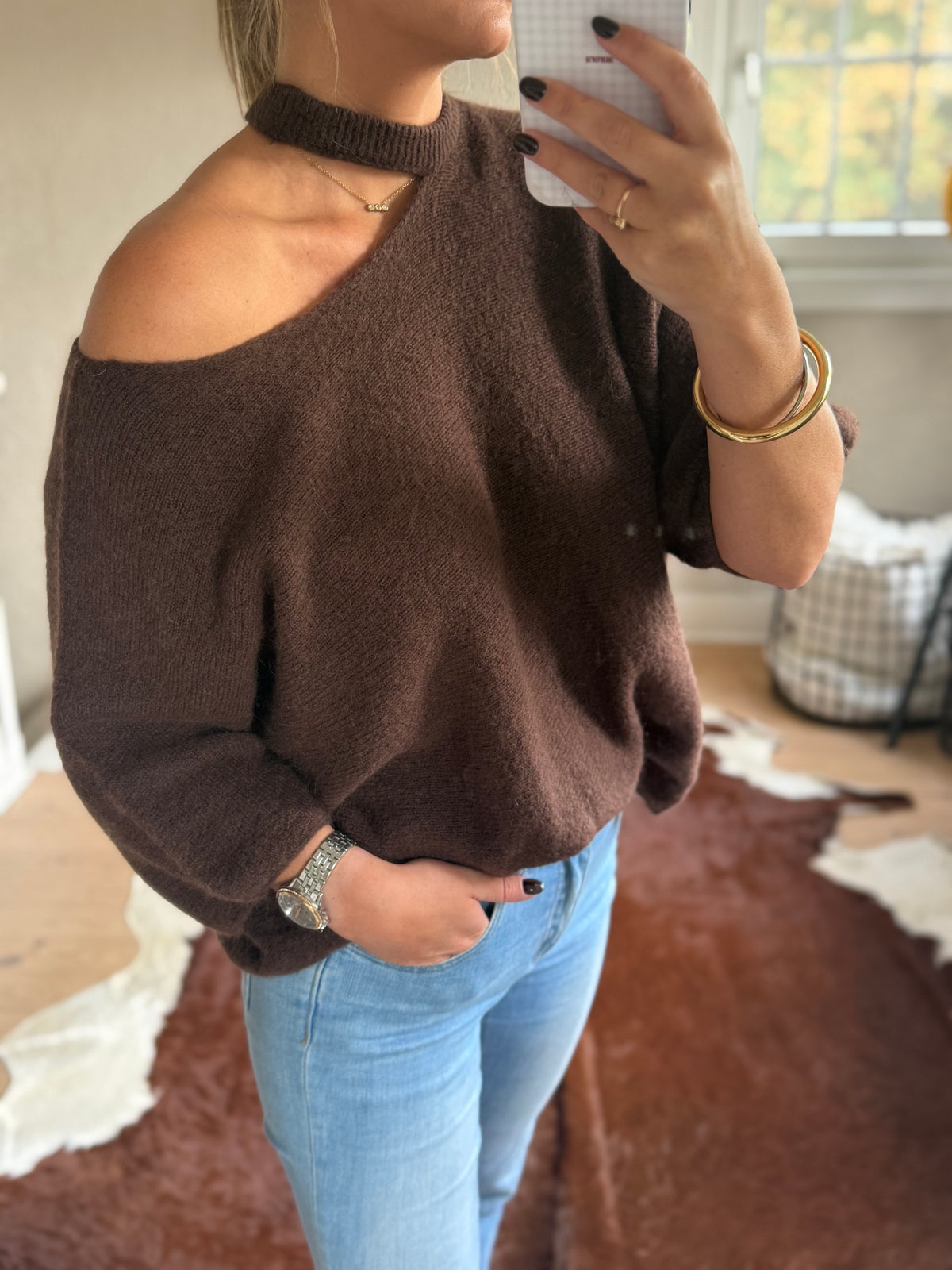 Bruine off shoulder trui