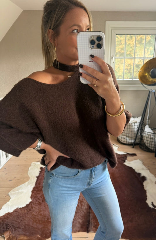 Bruine off shoulder trui