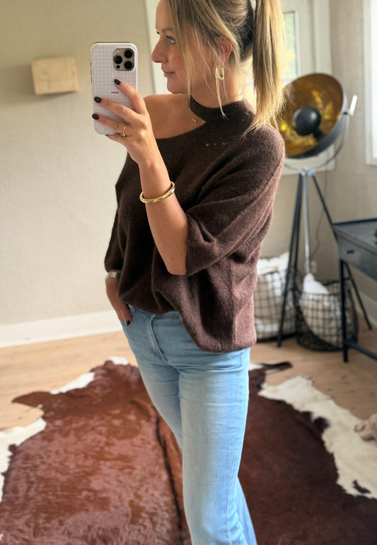 Bruine off shoulder trui