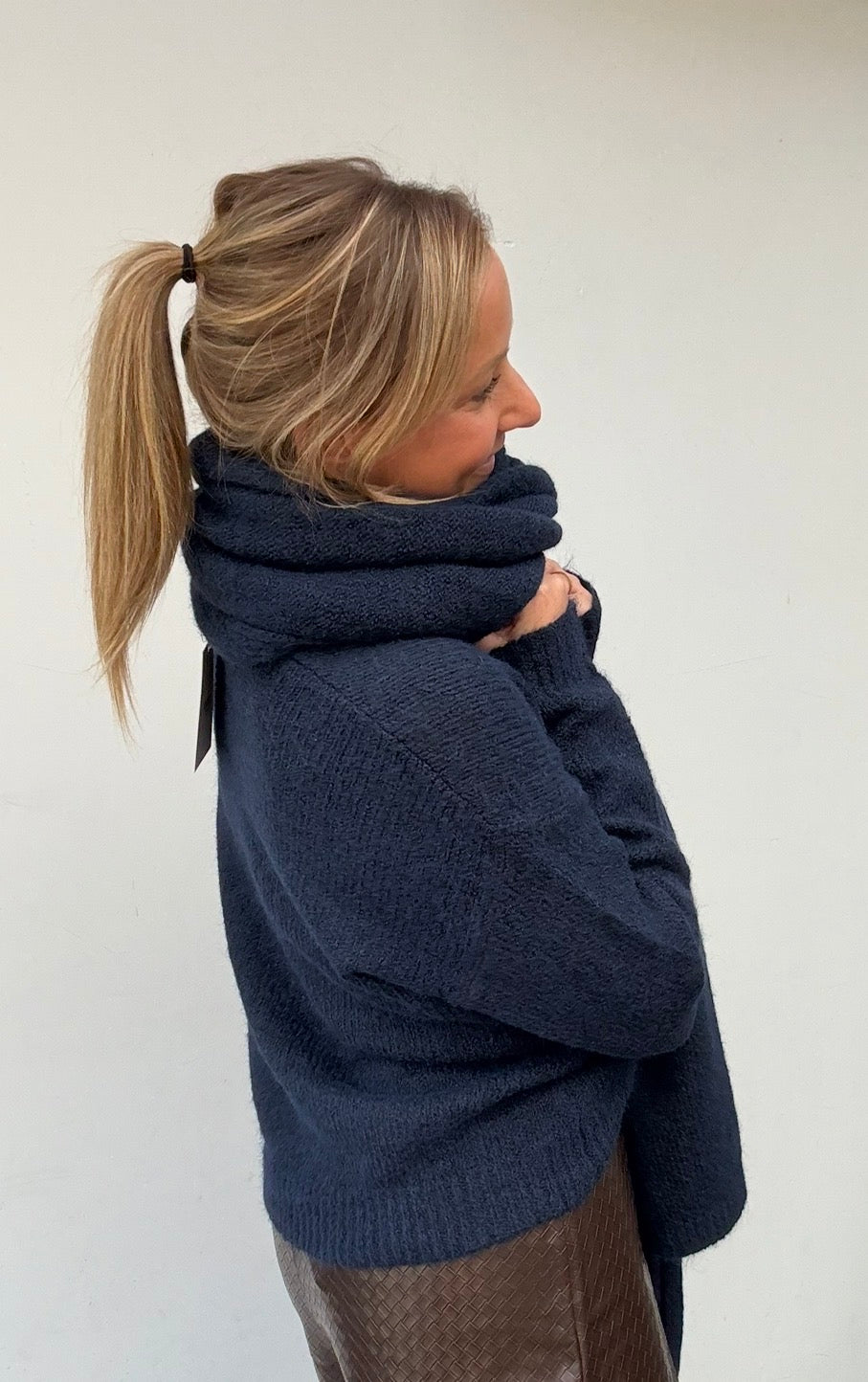 Gebreide trui met sjaal – donkerblauw TU