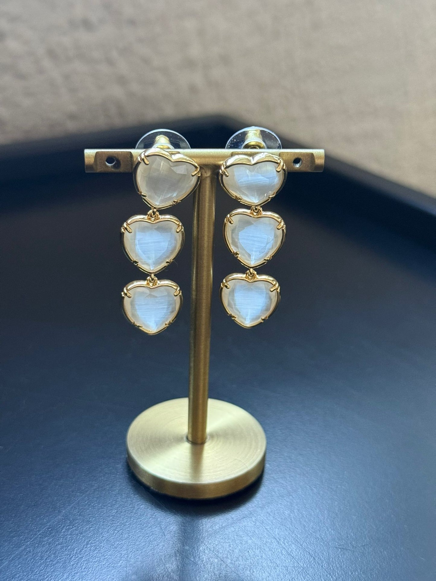 Oorbellen hartjes beige