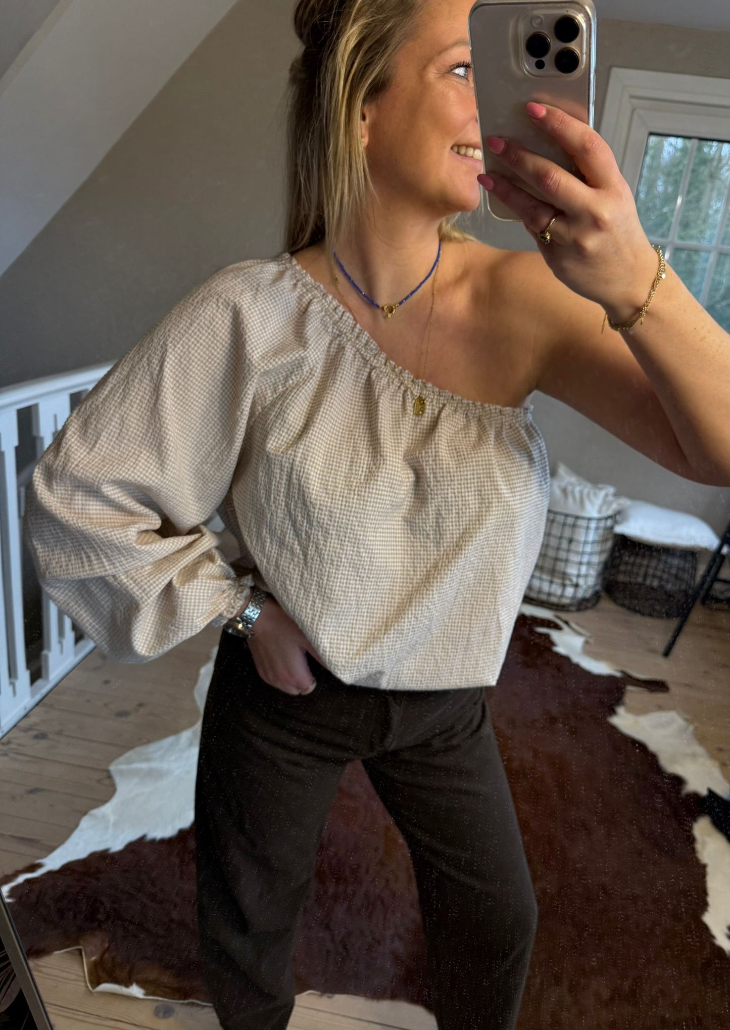 One shoulder beige