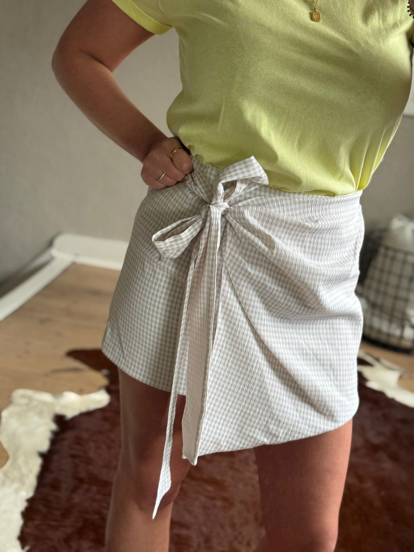 Beige geruit wikkelrokje
