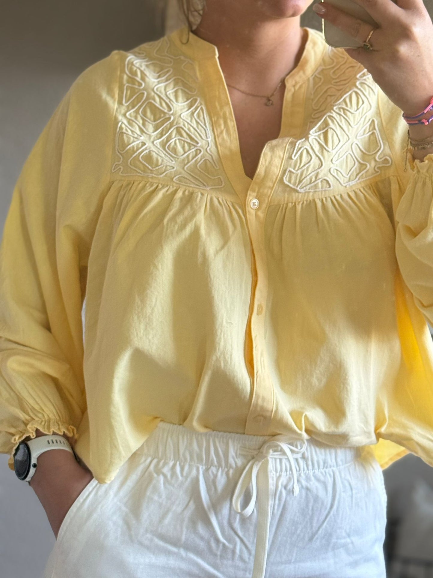 Luchtige blouse met borduurdetails
