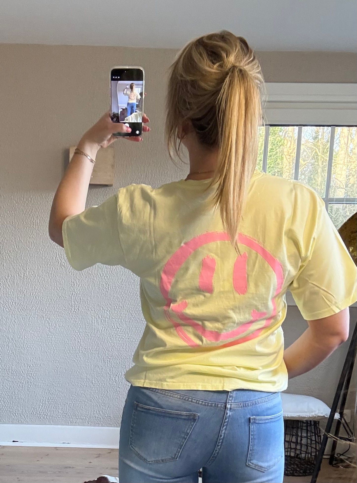 Laatste stuk 🔥  op= op! Tshirt smiley geel