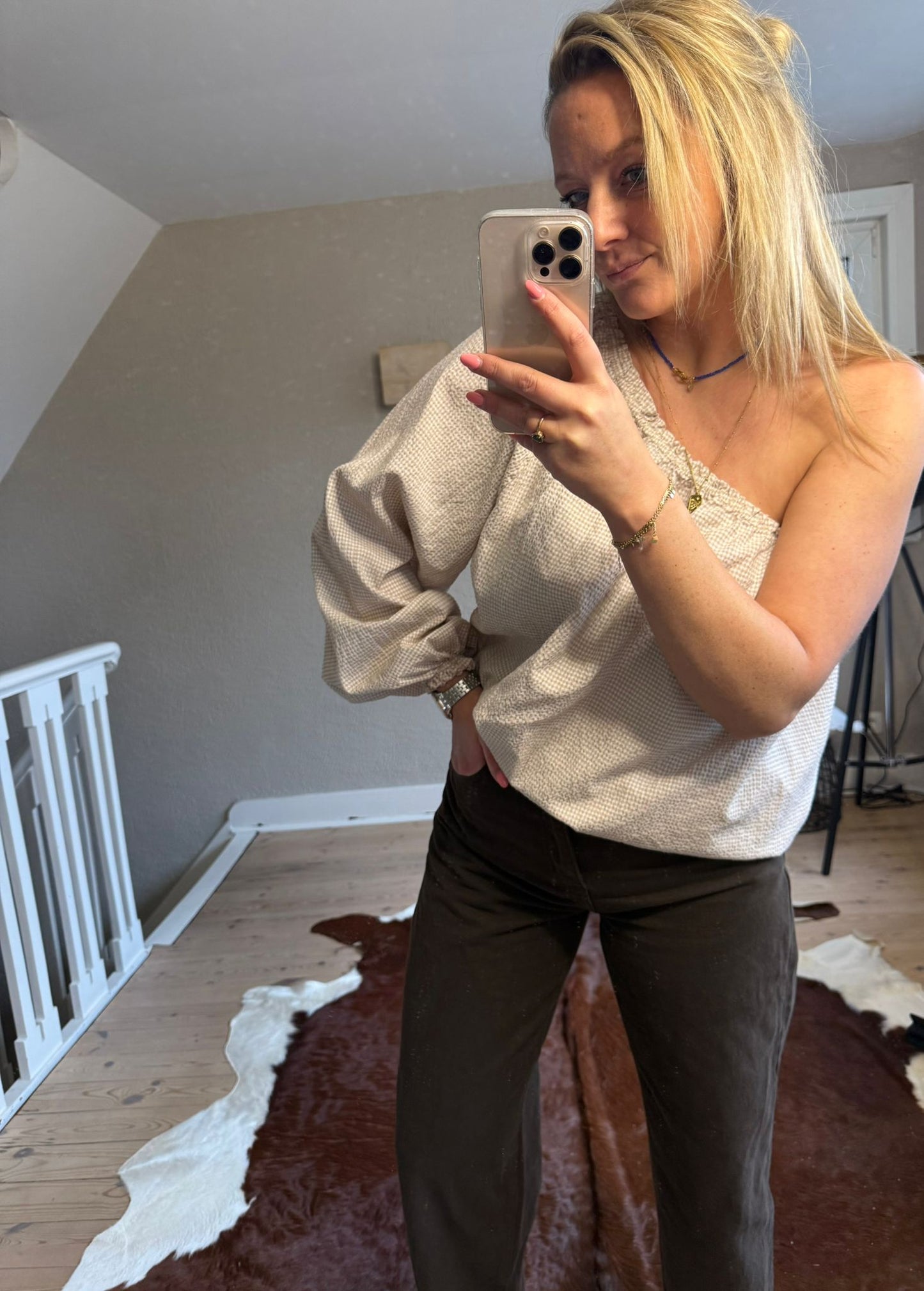 One shoulder beige