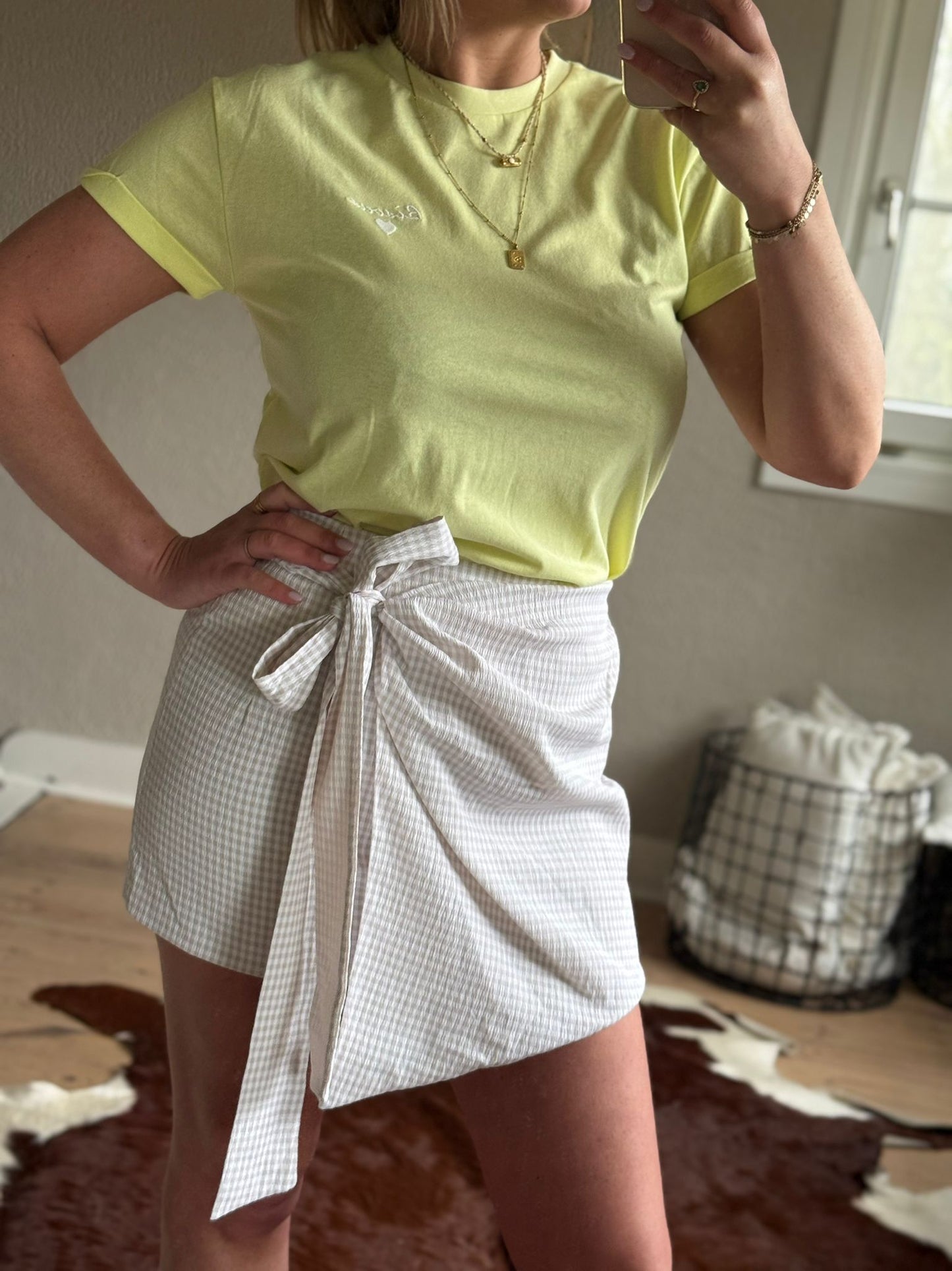 Beige geruit wikkelrokje