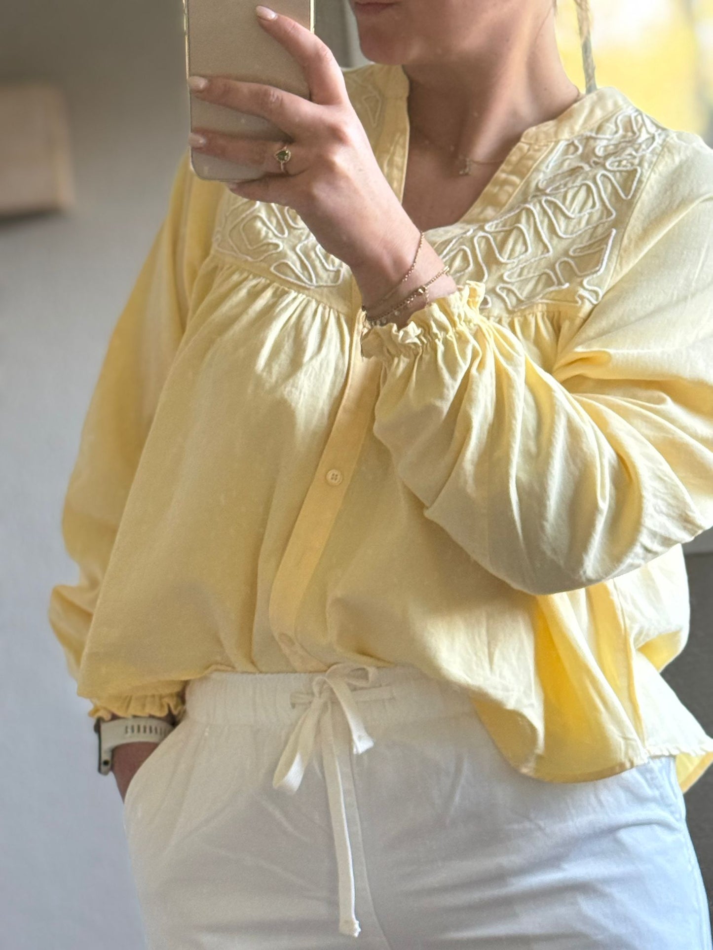 Luchtige blouse met borduurdetails